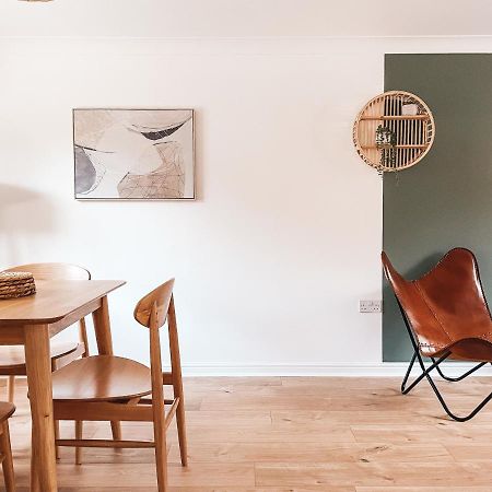 Hollybush Apartment, By Solace Stays Newport  Exteriör bild