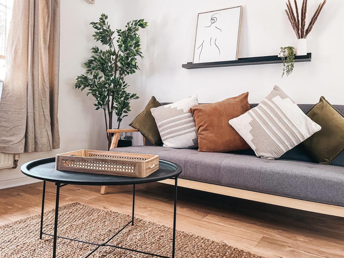 Hollybush Apartment, By Solace Stays Newport  Exteriör bild