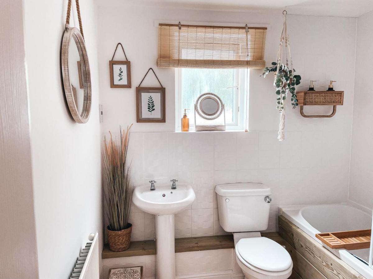 Hollybush Apartment, By Solace Stays Newport  Exteriör bild