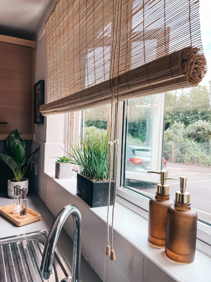 Hollybush Apartment, By Solace Stays Newport  Exteriör bild