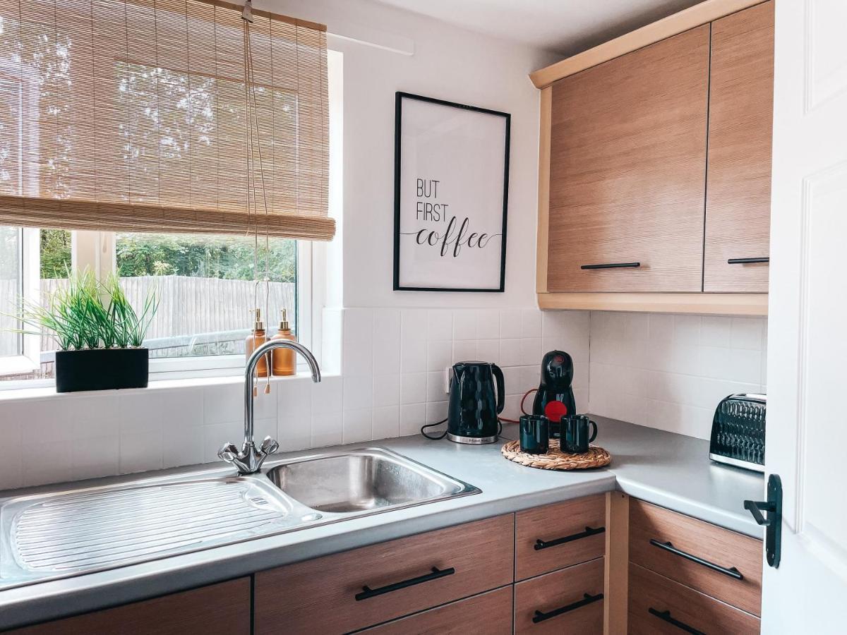 Hollybush Apartment, By Solace Stays Newport  Exteriör bild